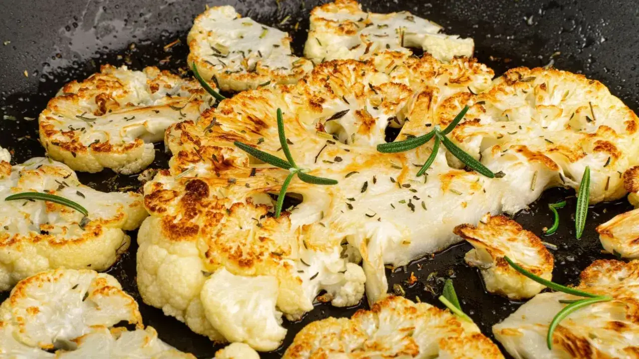 Tranches de chou-fleur dorées et savoureuses, cuites à la plancha avec des herbes aromatiques. Un délice végétarien.