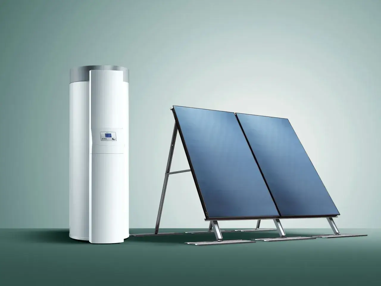 Caldaia a risparmio energetico con pannelli solari blu. Un sistema moderno per un futuro sostenibile.