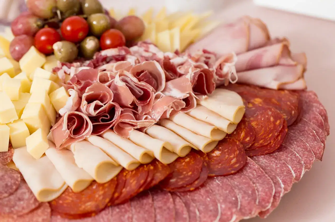 Tagliere ricco di salumi e formaggi, un assaggio di vera cucina emiliana.