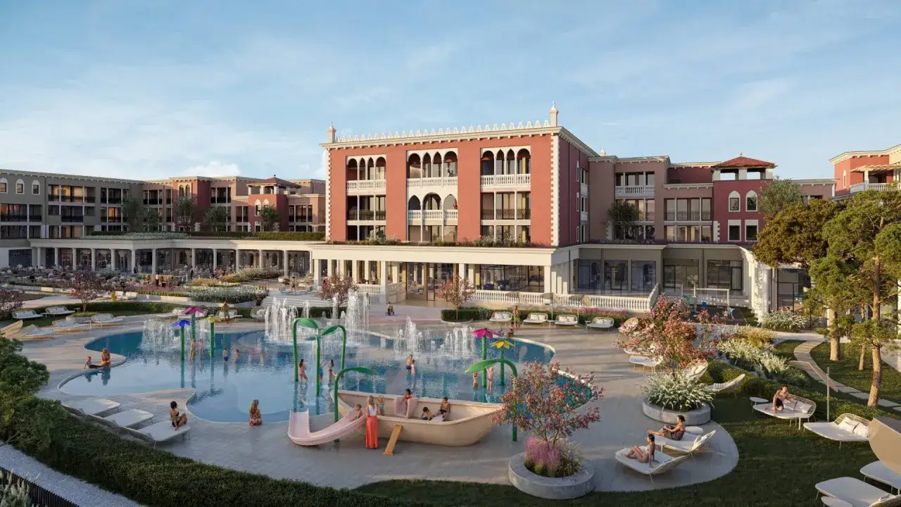 Un resort a Caorle con piscina e giochi d'acqua, dove un **cavallino bianco** potrebbe essere il protagonista di un'avventura estiva.
