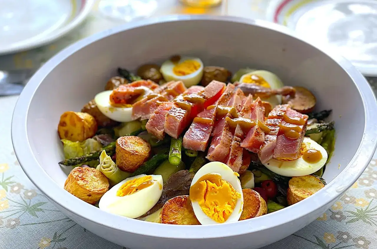En h&auml;rlig tonfisksallad med perfekt stekt tonfisk, &auml;gg, potatis och gr&ouml;na b&ouml;nor. En fest f&ouml;r &ouml;gat och magen!