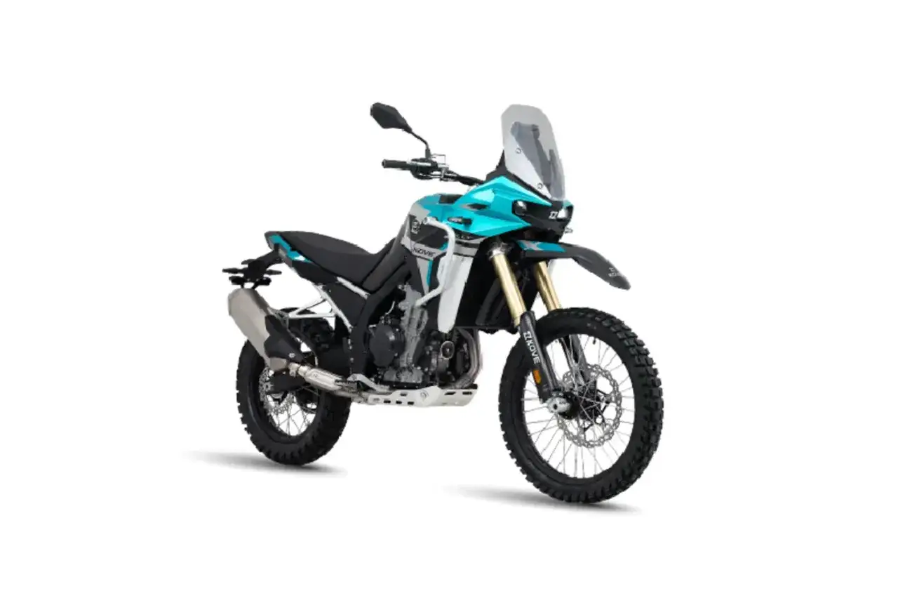 Turkusowy motocykl KOVE 800X Rally gotowy na przygodę.