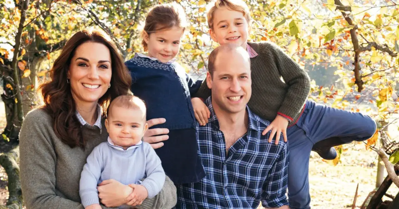 Uśmiechnięta rodzina: William, Kate i ich dzieci – George, Charlotte i Louis – pozują do wspólnego zdjęcia na tle jesiennych liści.