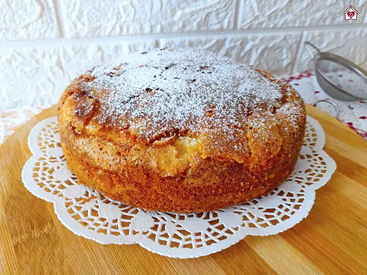 Deliziosa torta di mele senza burro, spolverata di zucchero a velo, pronta per essere gustata.