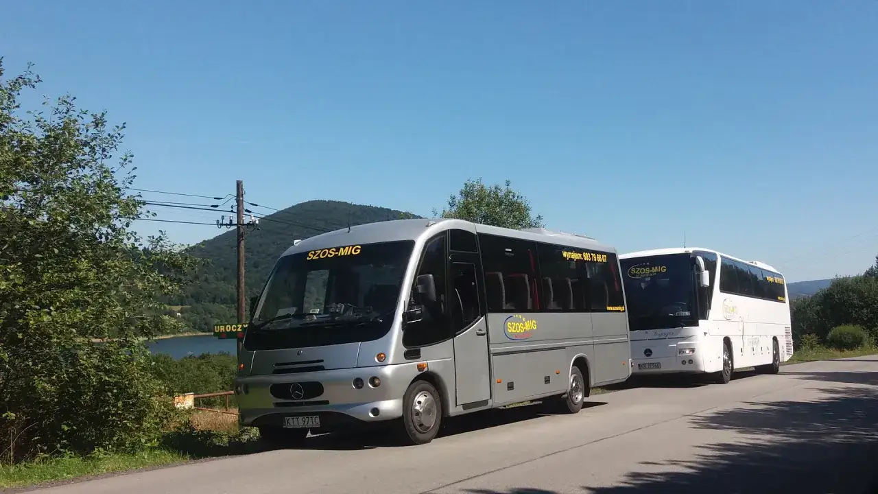 Dwa busy firmy SZOS-MIG na malowniczej trasie w okolicach Bukowiny Tatrzańskiej, gotowe na wycieczkę do Zakopanego.