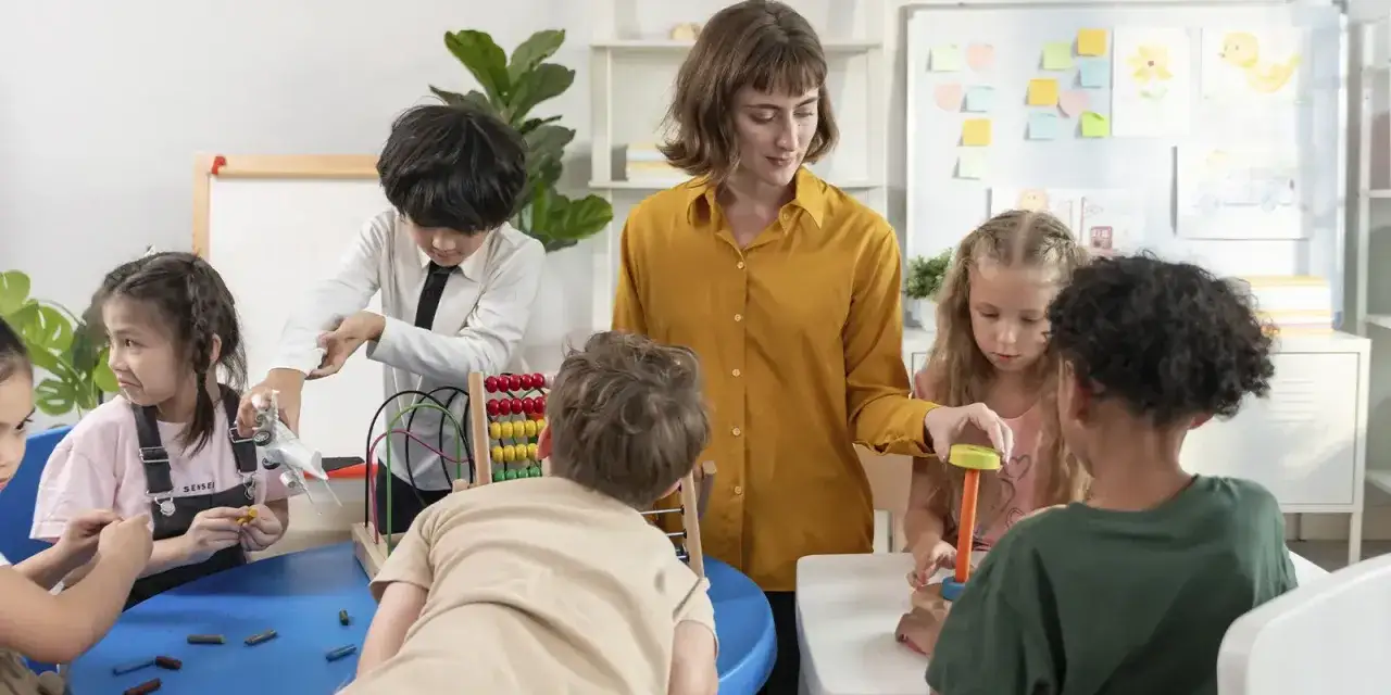 Niños aprendiendo en clase de educación social. Salidas creativas con juegos y materiales didácticos.
