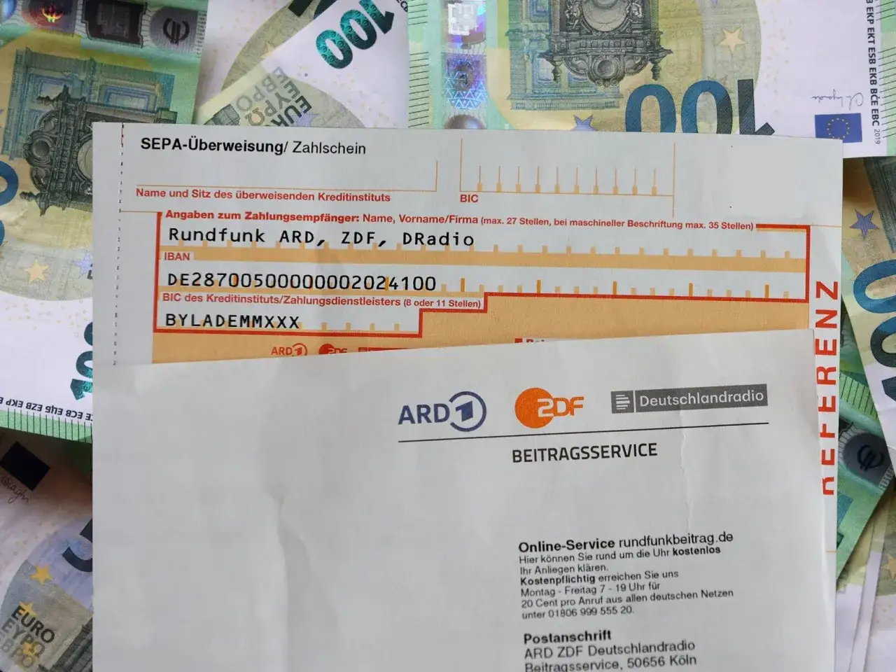 SEPA-&Uuml;berweisung f&uuml;r Rundfunkbeitrag von ARD, ZDF, DRadio. Hier muss man gezahlt zahlen. IBAN und BIC sind sichtbar.