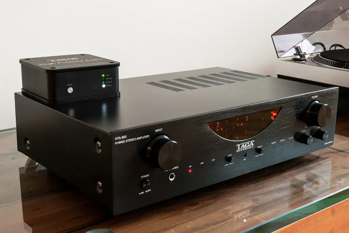 Wzmacniacz stereo TAGA Harmony HTA-800 z dodatkowym modułem wejściowym.