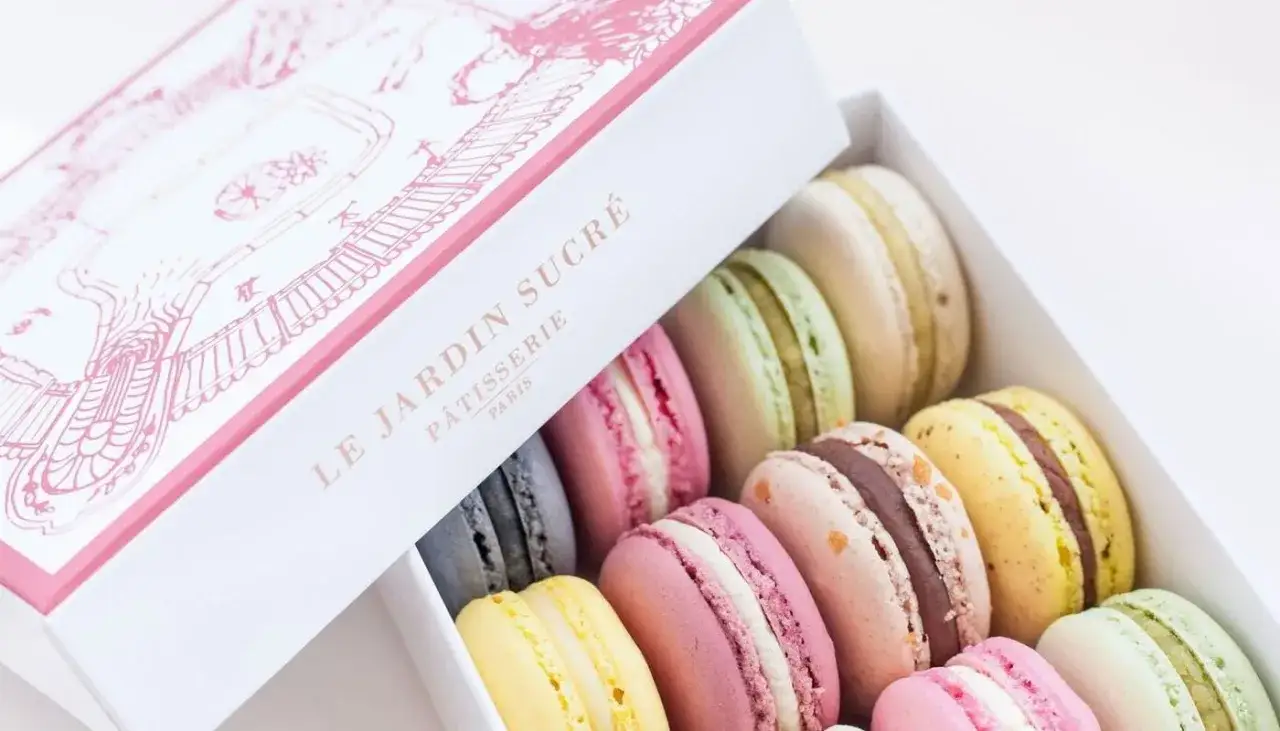 En låda med färgglada macarons, perfekt för ett macarons recept.