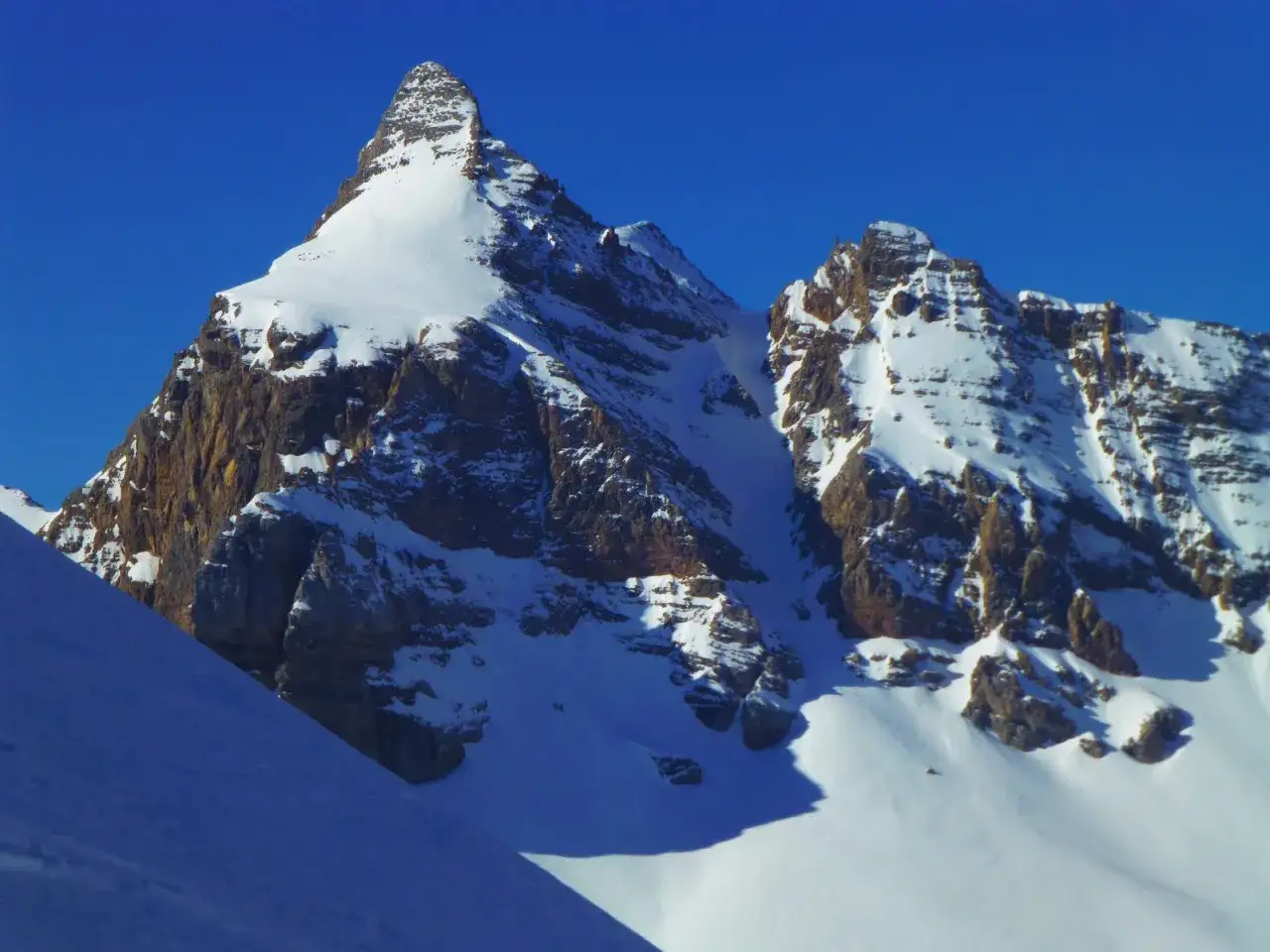 Picos nevados en los Pirineos, ideales para corredores f&aacute;ciles y senderismo invernal.
