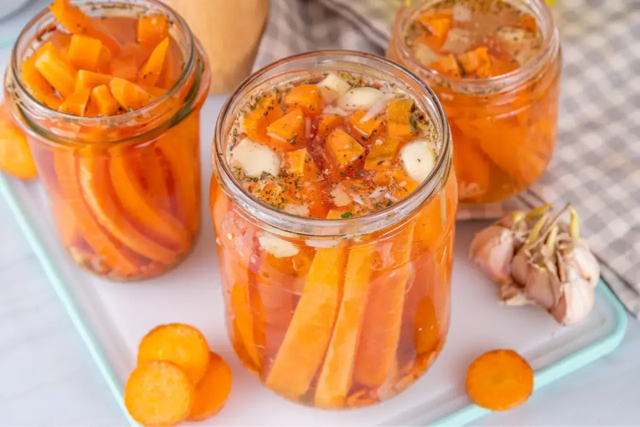 Gläser mit **karotten fermentieren**. Karottenstücke, Knoblauch und Gewürze in Lake.