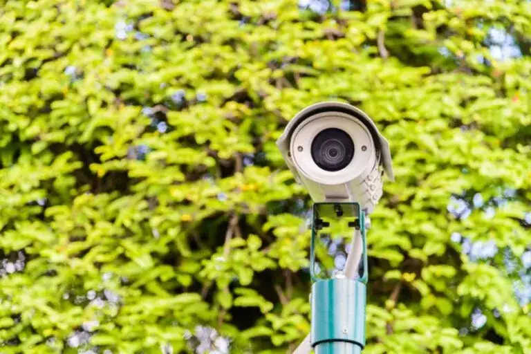 Działka z monitoringiem i ogrodzeniem, tabliczka
