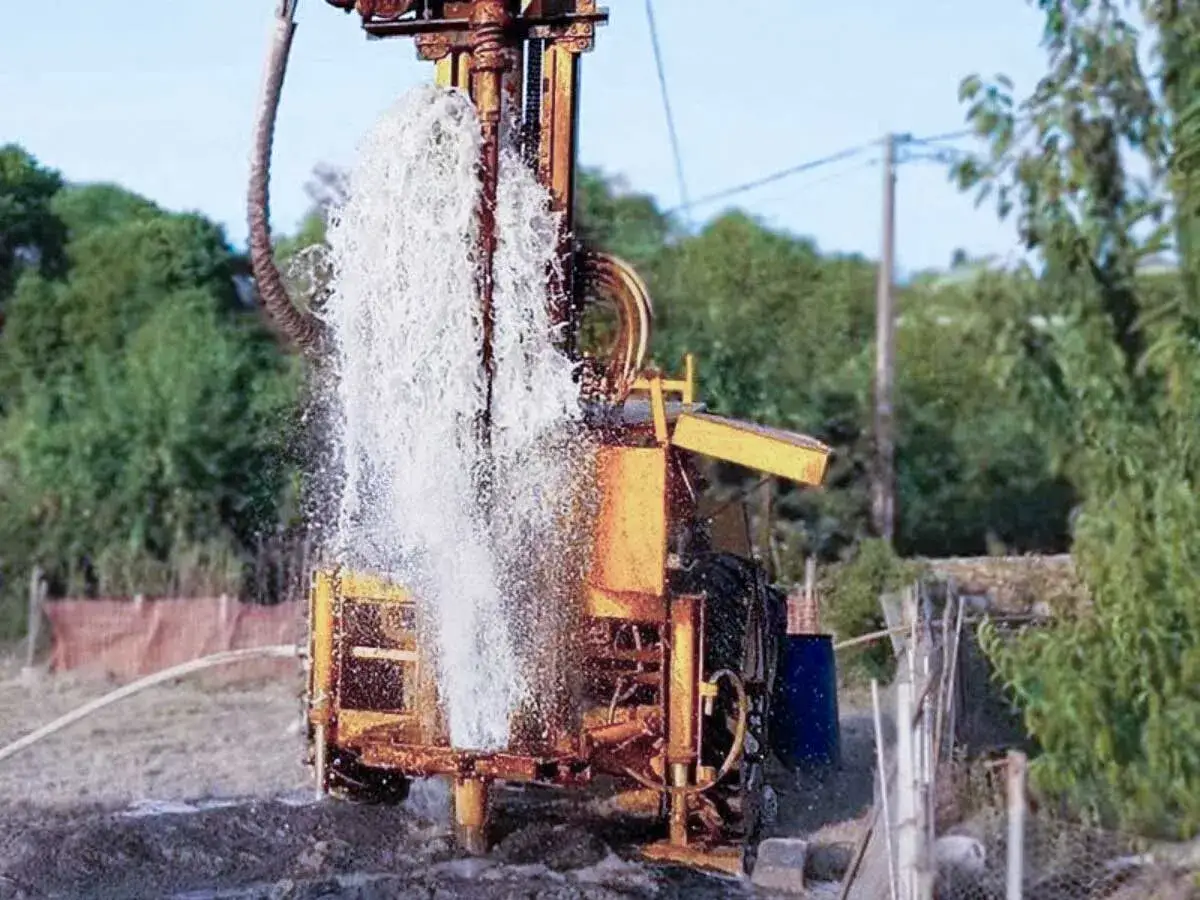 Máquina perforadora extrae agua a presión. Proceso para como legalizar un pozo ya hecho.
