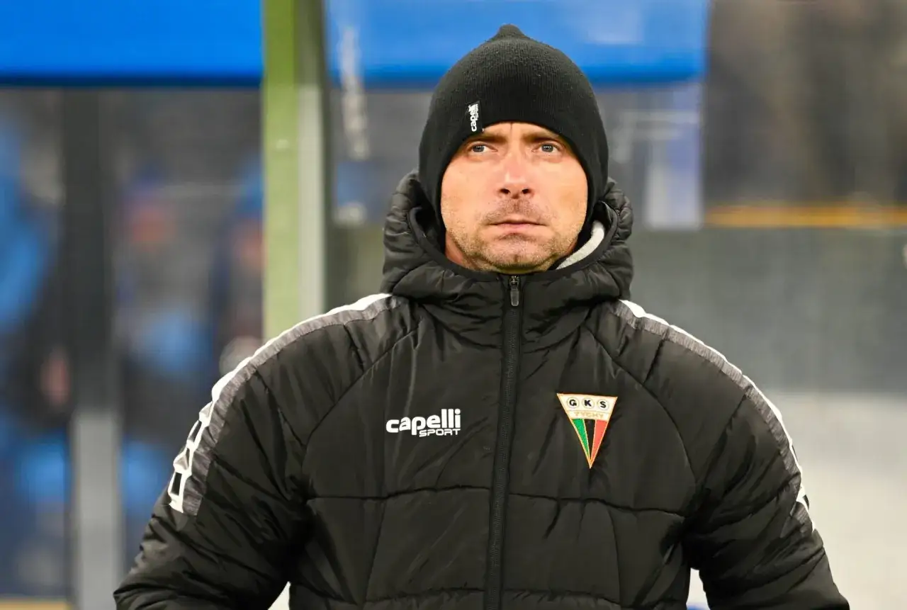 Artur Skowronek w czapce i kurtce z herbem GKS Tychy, gotowy do meczu.