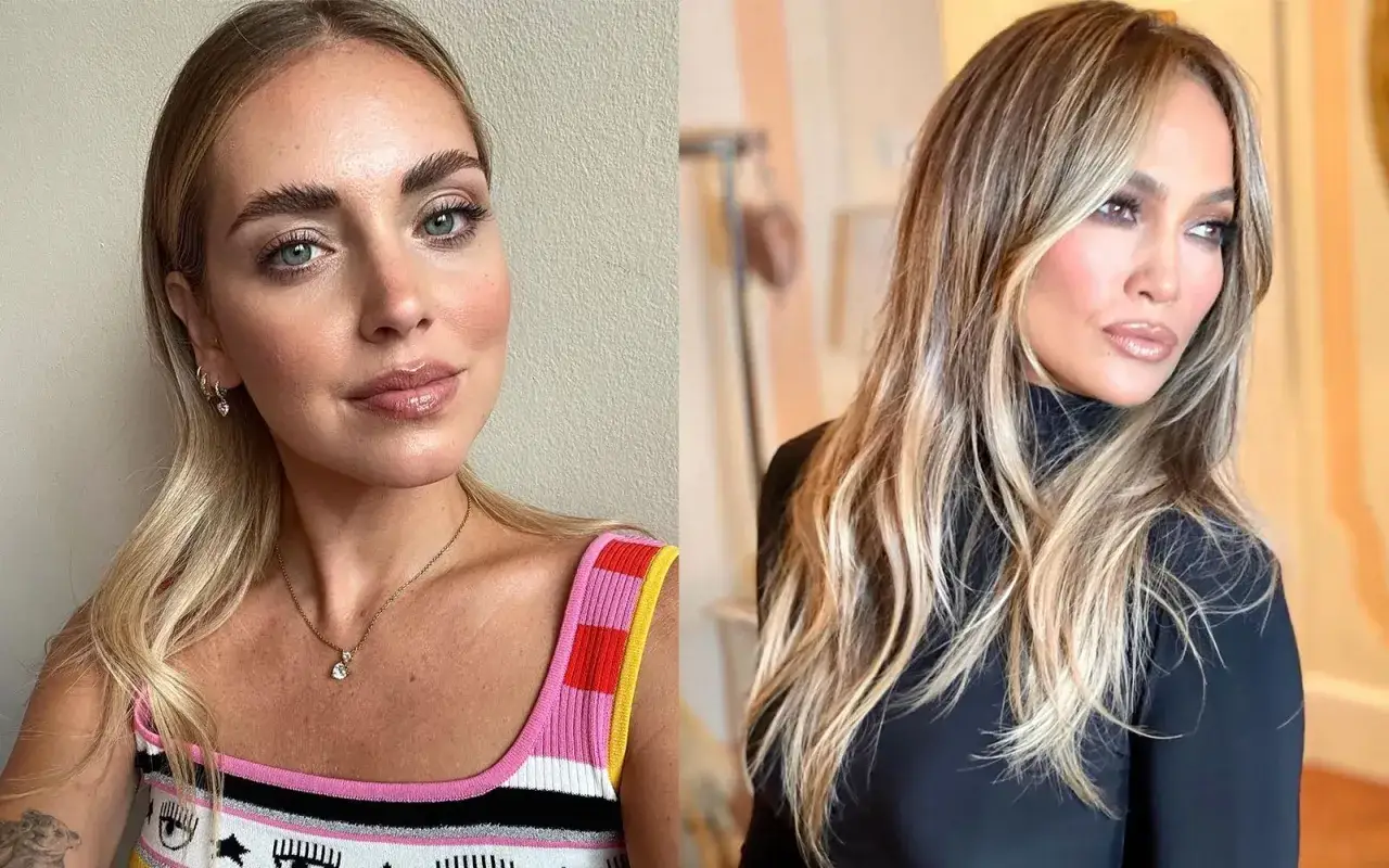 Due donne con labbra perfette, una con un top colorato, l'altra con un dolcevita nero. Entrambe sembrano voler ingrandire le labbra con un trucco impeccabile.