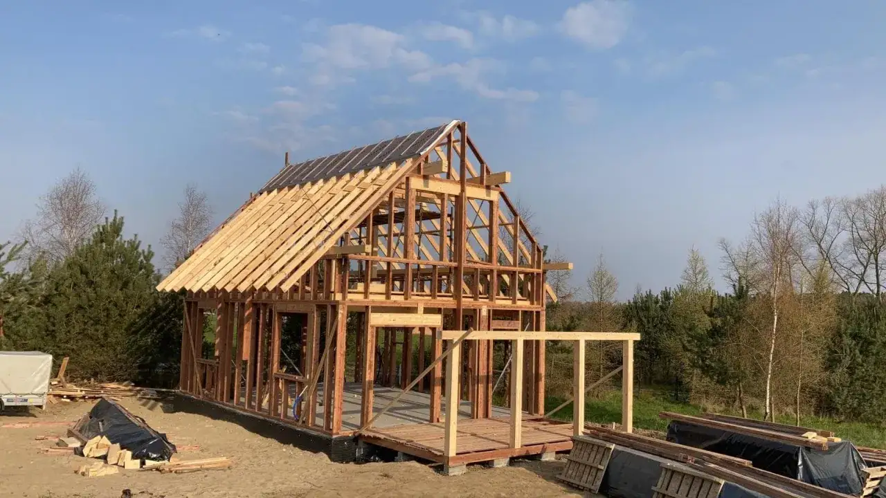 Drewniany domek na działkę zr&oacute;b to sam w stanie surowym. Konstrukcja szkieletowa, dach w trakcie budowy.