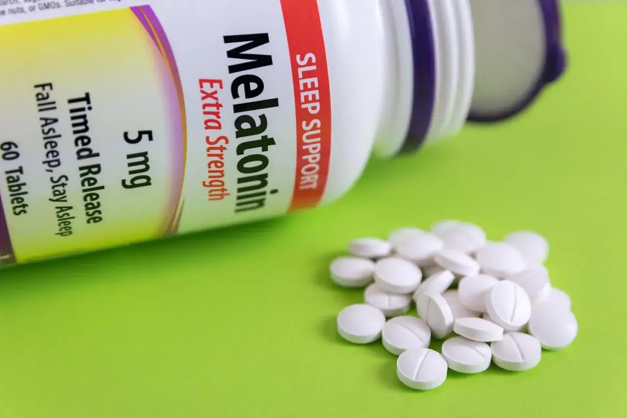 Tabletki **senaxa** Melatonina 5 mg, o przedłużonym uwalnianiu, pomagają zasnąć i utrzymać sen.
