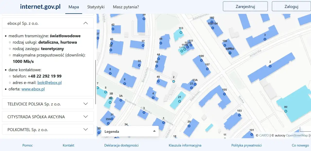 Mapa pokazuje, jak sprawdzić dostępność światłowodu. Widoczne są budynki z oznaczeniami, a po lewej stronie lista dostawców usług internetowych.