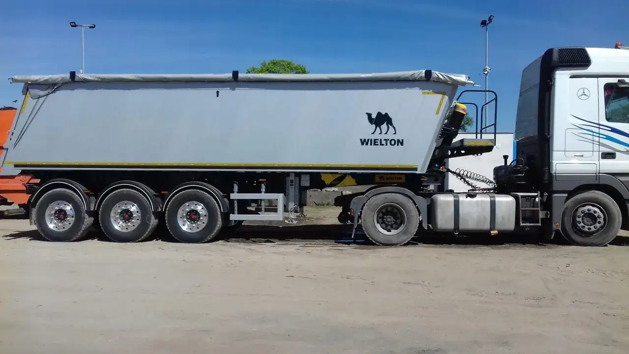 Ciężarówka Wielton z naczepą. Zastanawiasz się, ile kosztuje ciężarówka?