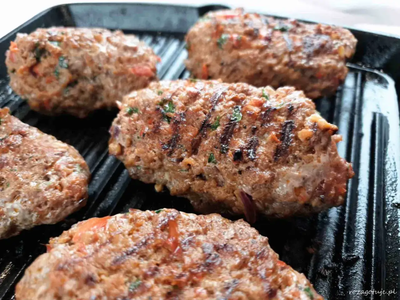 Pyszne Adana kebab przepis na grillu. Aromatyczne mięso mielone z przyprawami i warzywami, idealne na letnie wieczory.