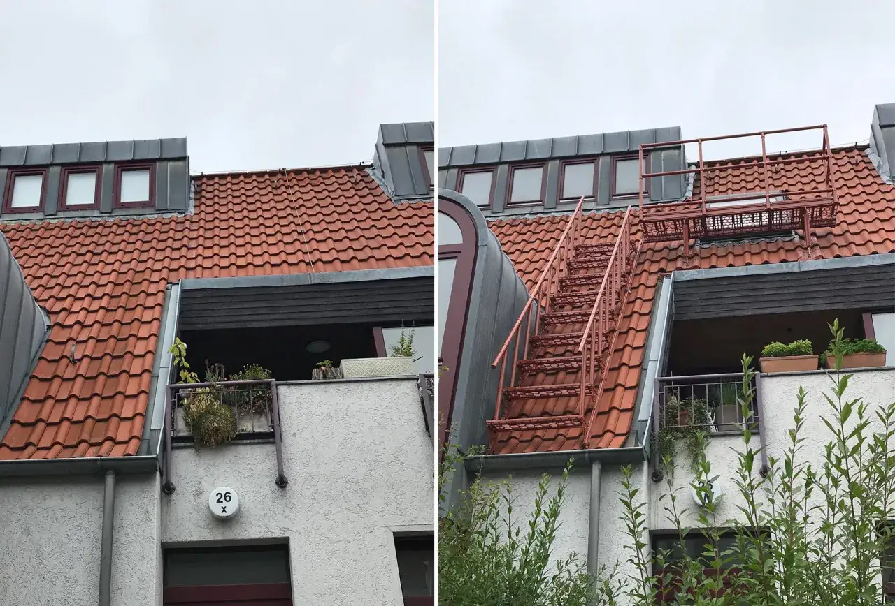Rote Metalltreppe als 2. Rettungsweg an einem Einfamilienhaus in NRW. Dachziegel und Fenster sind sichtbar.