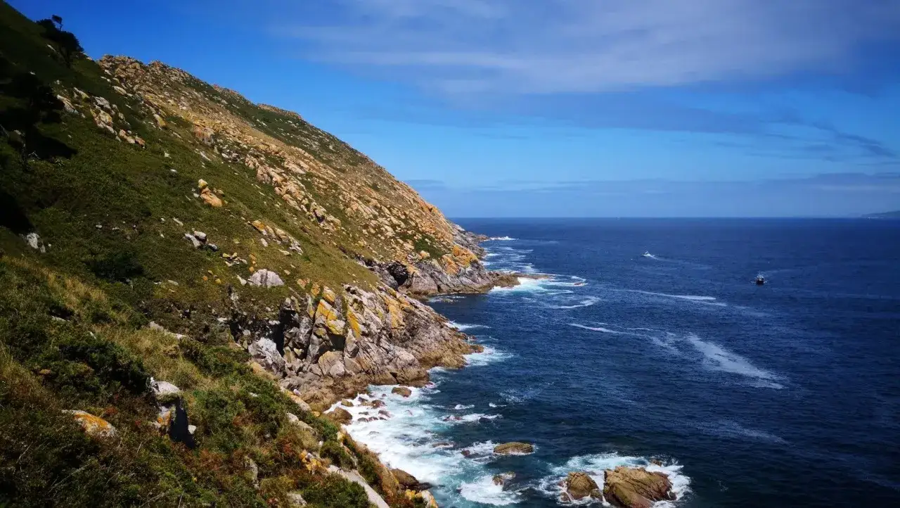 Impresionante ruta senderismo Vigo. Acantilados verdes y rocosos se funden con el azul intenso del mar Cantábrico.