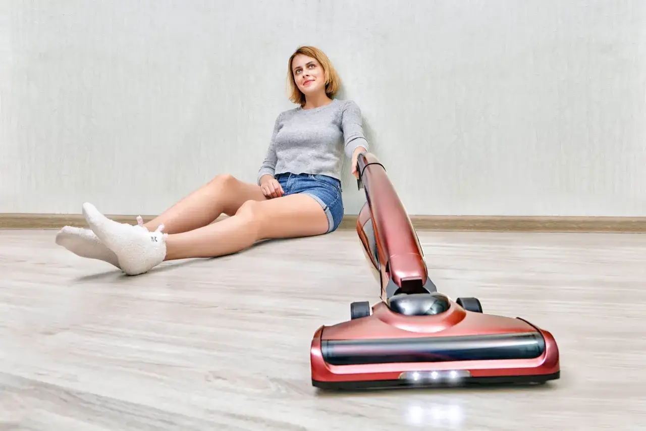 Różne typy odkurzaczy: workowy, bezworkowy, pionowy, robot sprzątający, wodny, każdy z krótkim opisem