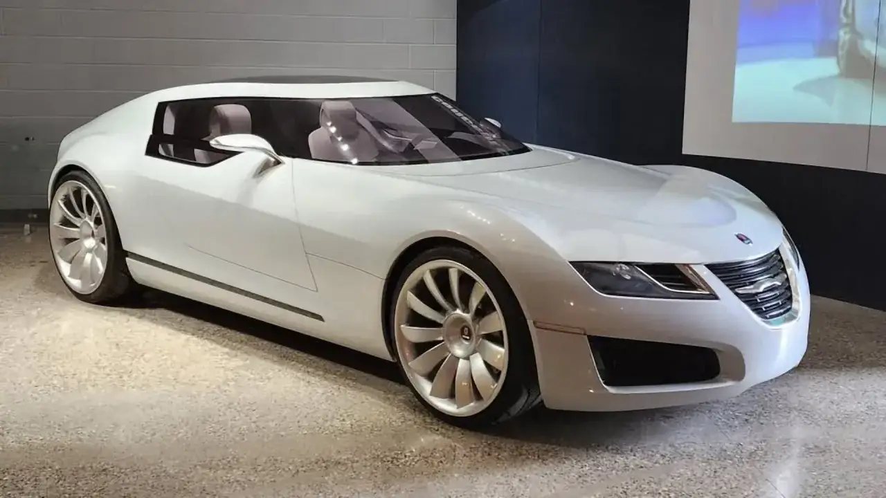Vit konceptbil, en framtidsvision av en Saab RWD med aerodynamisk design och unika f&auml;lgar.