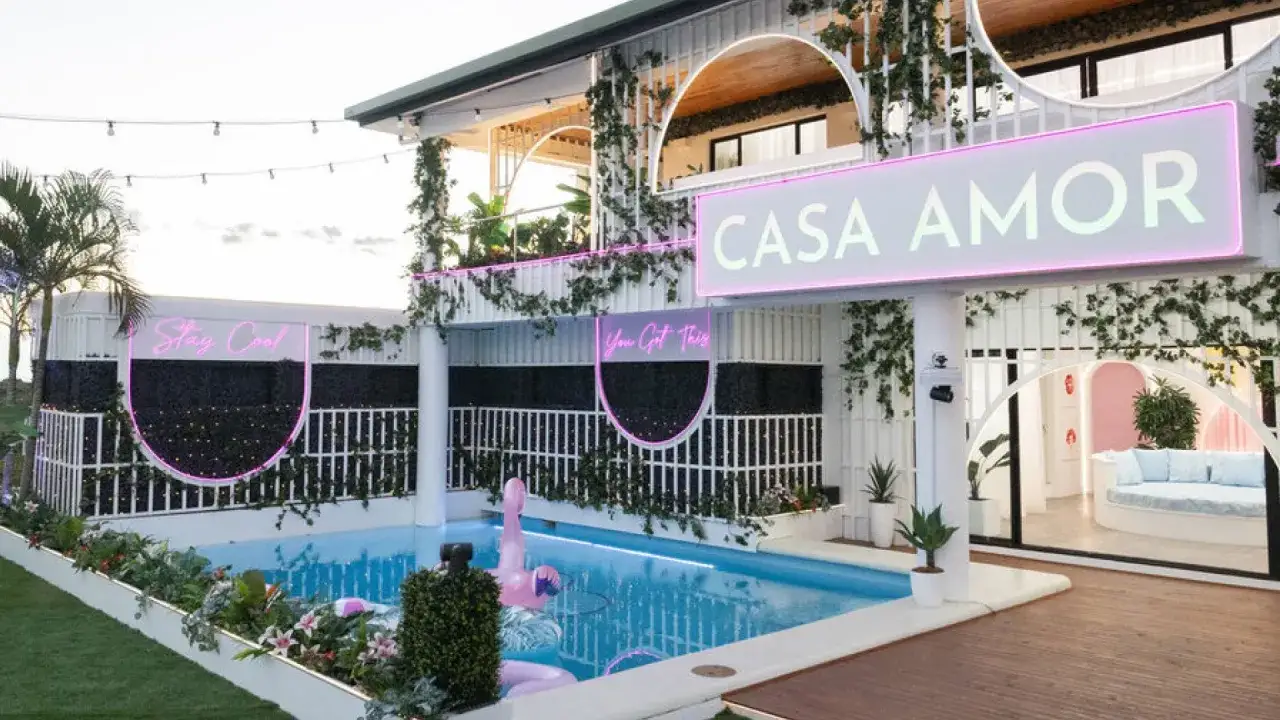 Basen i willa Casa Amor, znane z Love Island 7, z neonami 