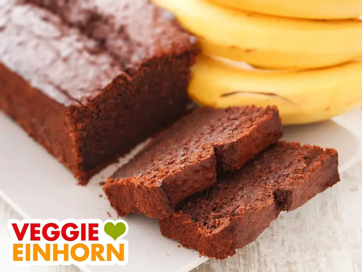 Saftiger schoko bananen kuchen vegan, daneben reife Bananen. Perfekt für Naschkatzen!