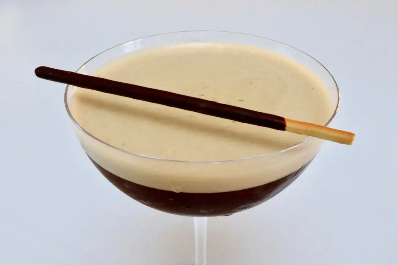 Un verre de martini à l'espresso, garni d'un bâtonnet de biscuit au chocolat. Une recette parfaite pour un dessert.