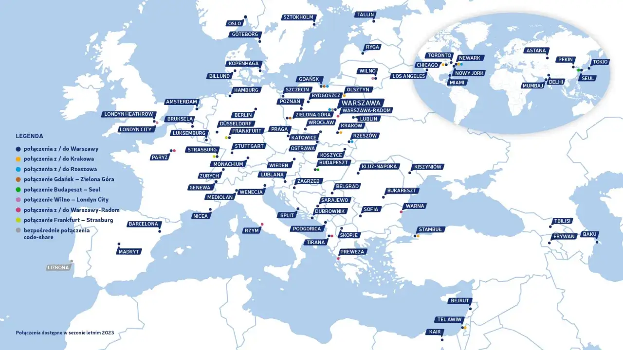 Spedytor międzynarodowy przy pracy, mapa świata, dokumenty transportowe