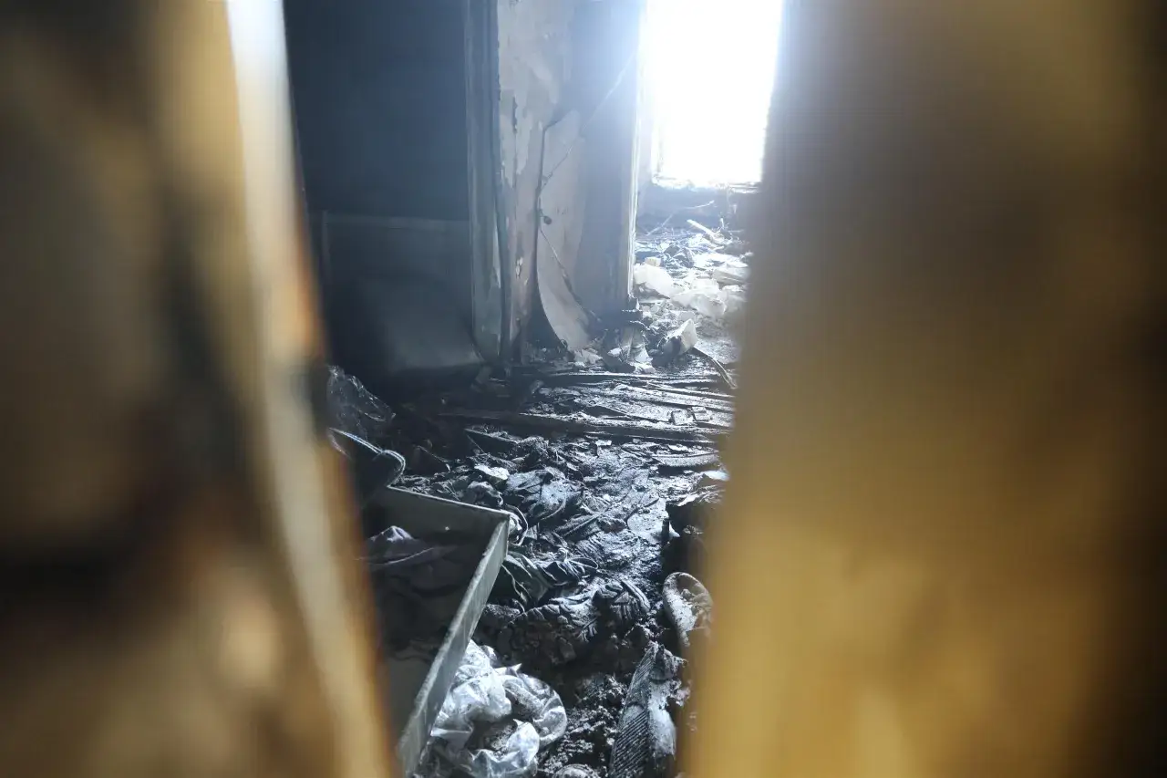 Zniszczony pokój, ślady pożaru. Wśród gruzów i popiołu leżą przedmioty, jakby po tragedii, w której zginęła Agnieszka Lendzion.