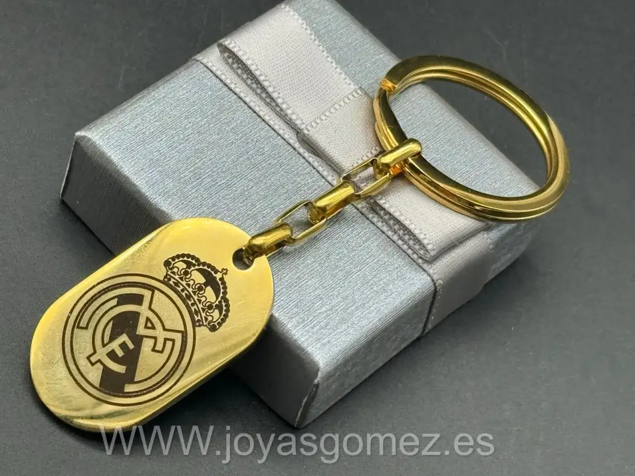 Llavero de oro con el escudo del Real Madrid, perfecto para los aficionados m&aacute;s exigentes.