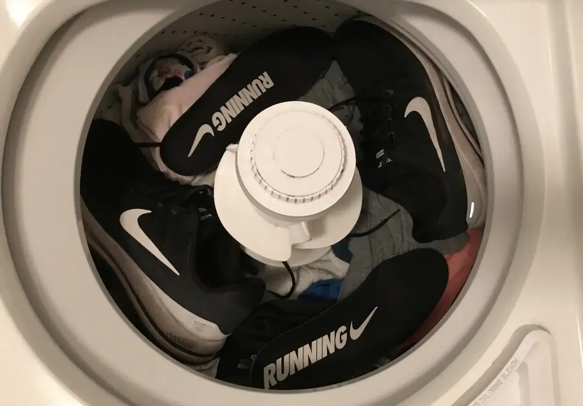Schwarze Laufschuhe mit