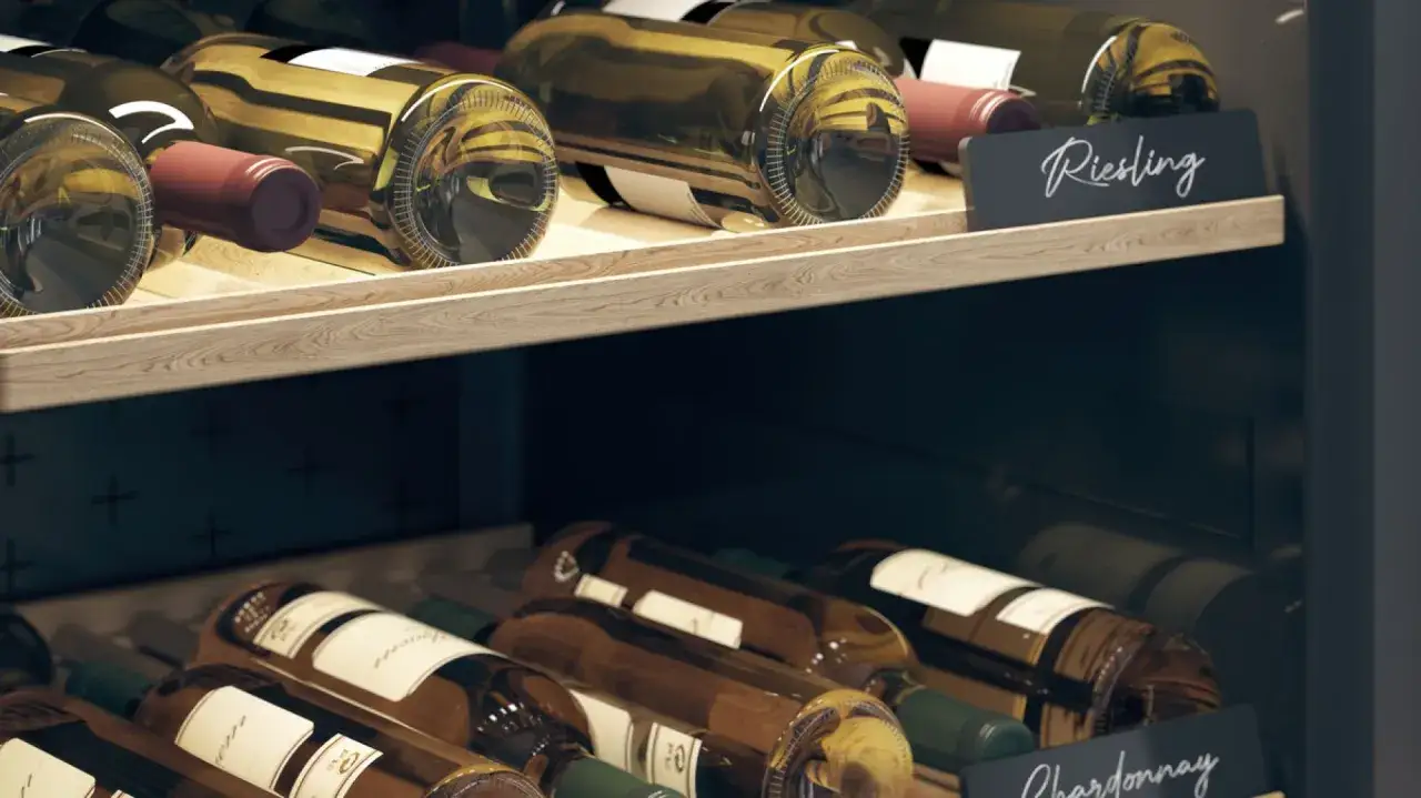 Butelki wina, w tym Riesling i Chardonnay, leżą na drewnianych półkach. Zastanawiasz się, ile może stać otwarte wino?