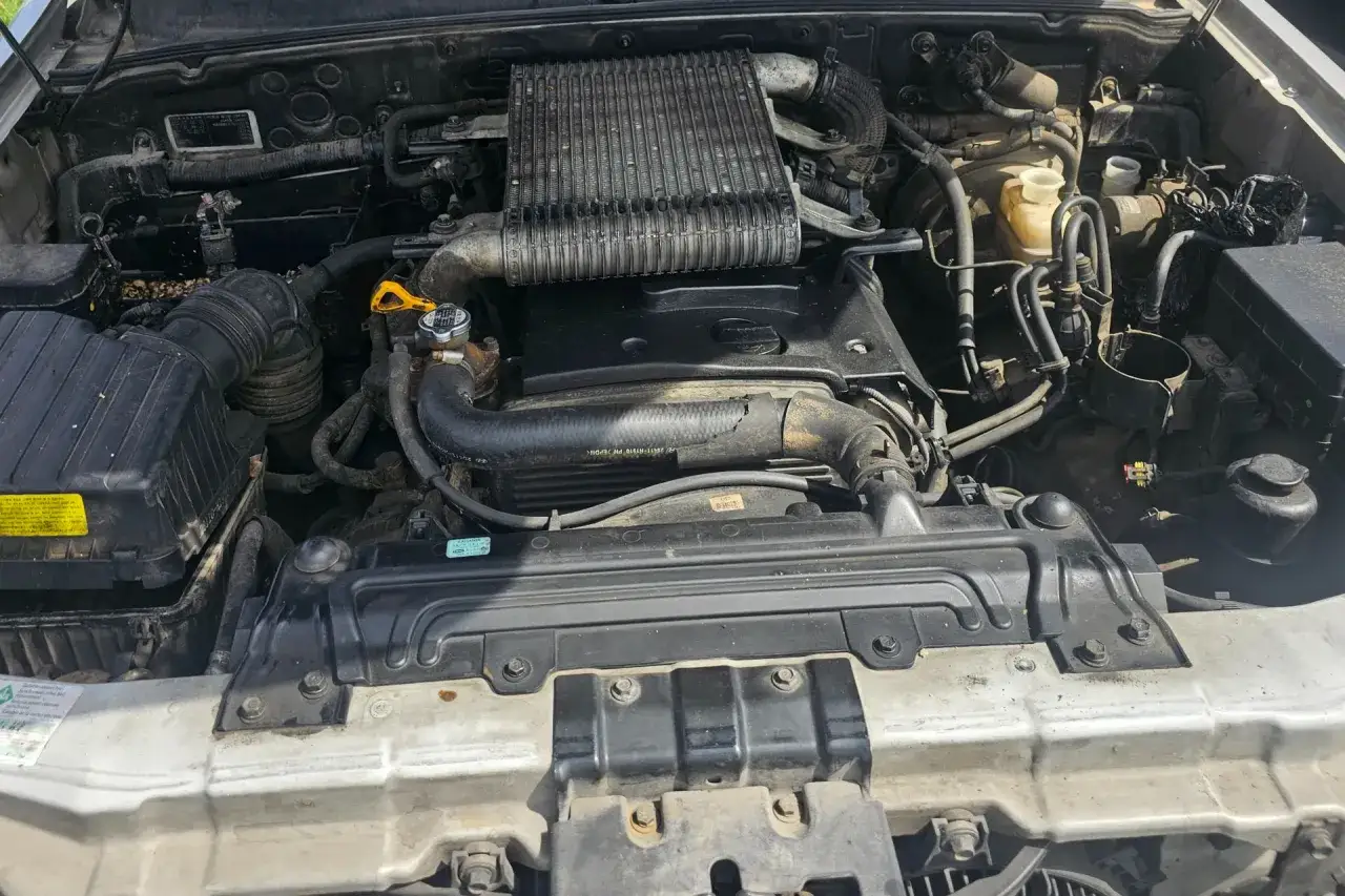 Motor de Hyundai Terracan p1119. Se aprecian el intercooler, la caja del filtro de aire y varios tubos y mangueras.
