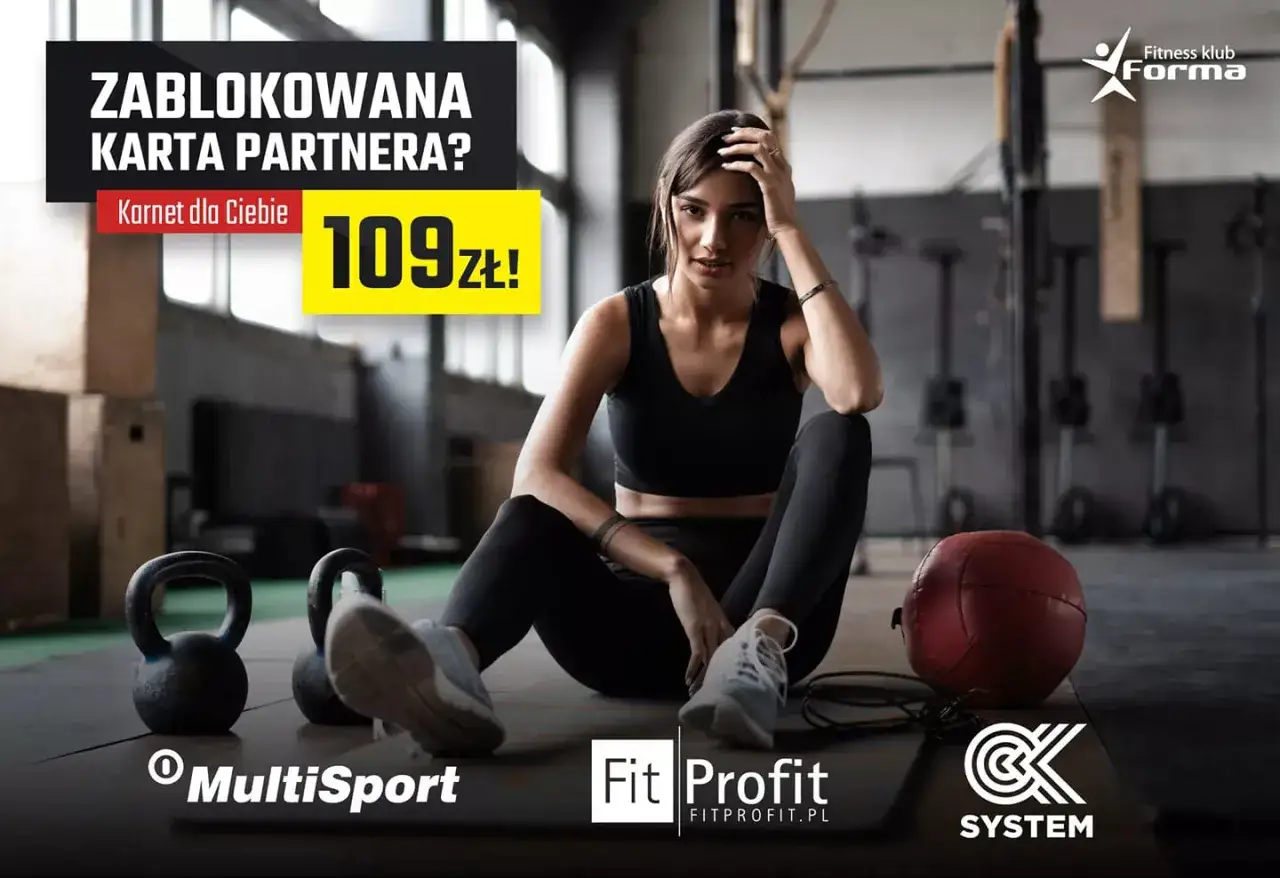 Kobieta w siłowni, obok hantle i piłka. Reklama karnetu 109 zł dla posiadaczy kart MultiSport.