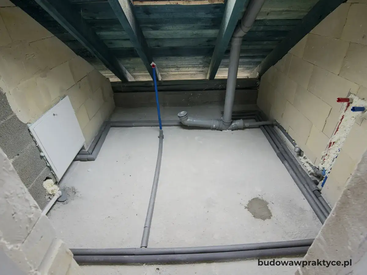 Instalacja hydrauliczna w poddaszu. Warto sprawdzić styrobeton cena za m2 przed pracami.