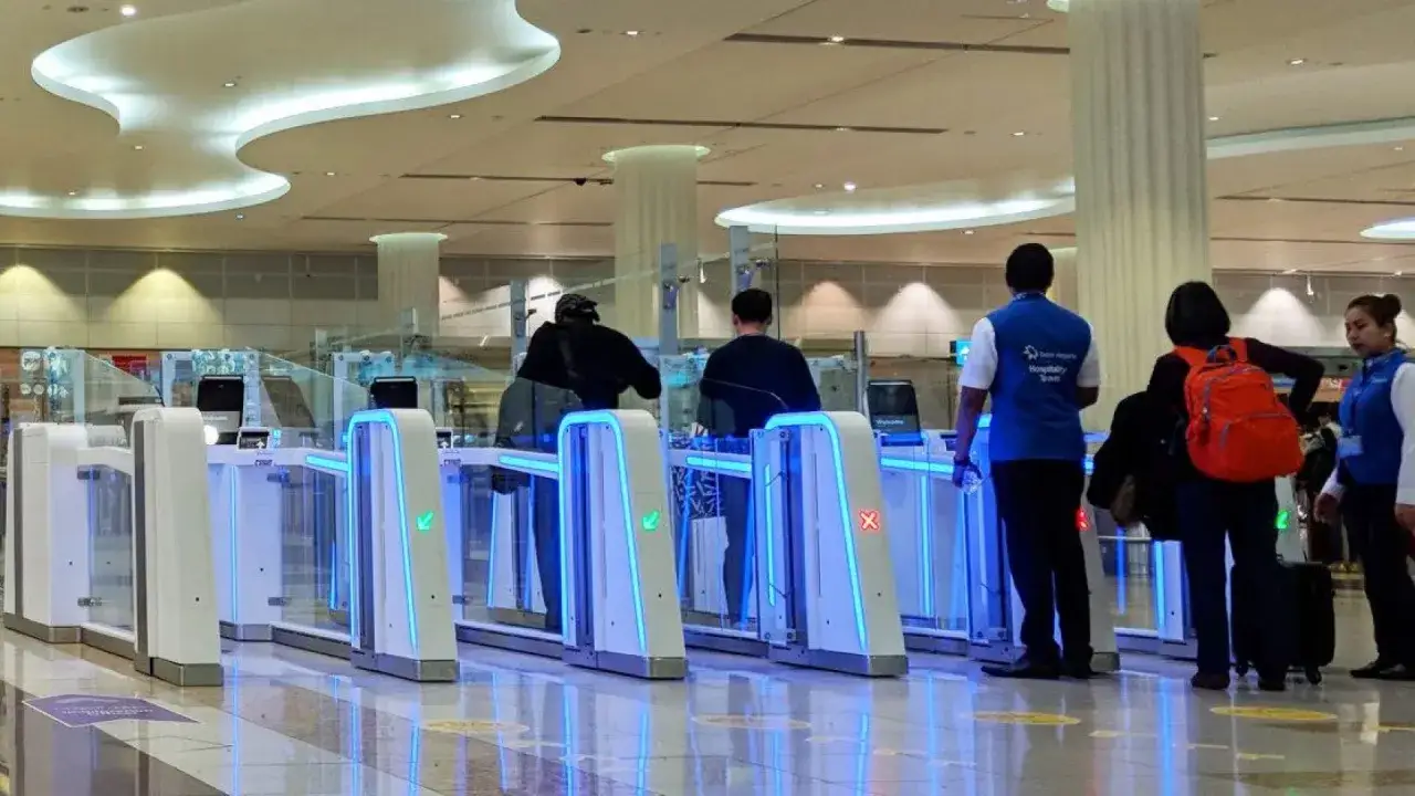 Automatyczne bramki na lotnisku. Czy do Dubaju trzeba paszport? Tutaj przechodzą pasażerowie, niektórzy z pomocą obsługi.