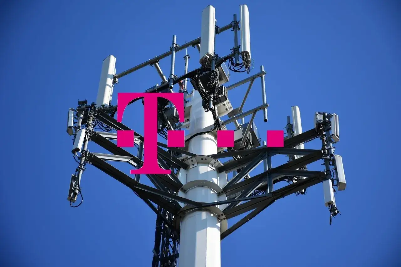 Wieża telekomunikacyjna z antenami, symbolizująca nowoczesne sieci komórkowe.