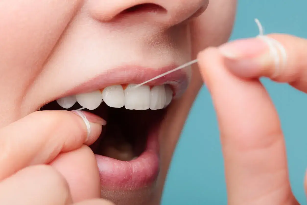 Denti bianchi e puliti grazie al filo interdentale abrasivo che rimuove ogni residuo.