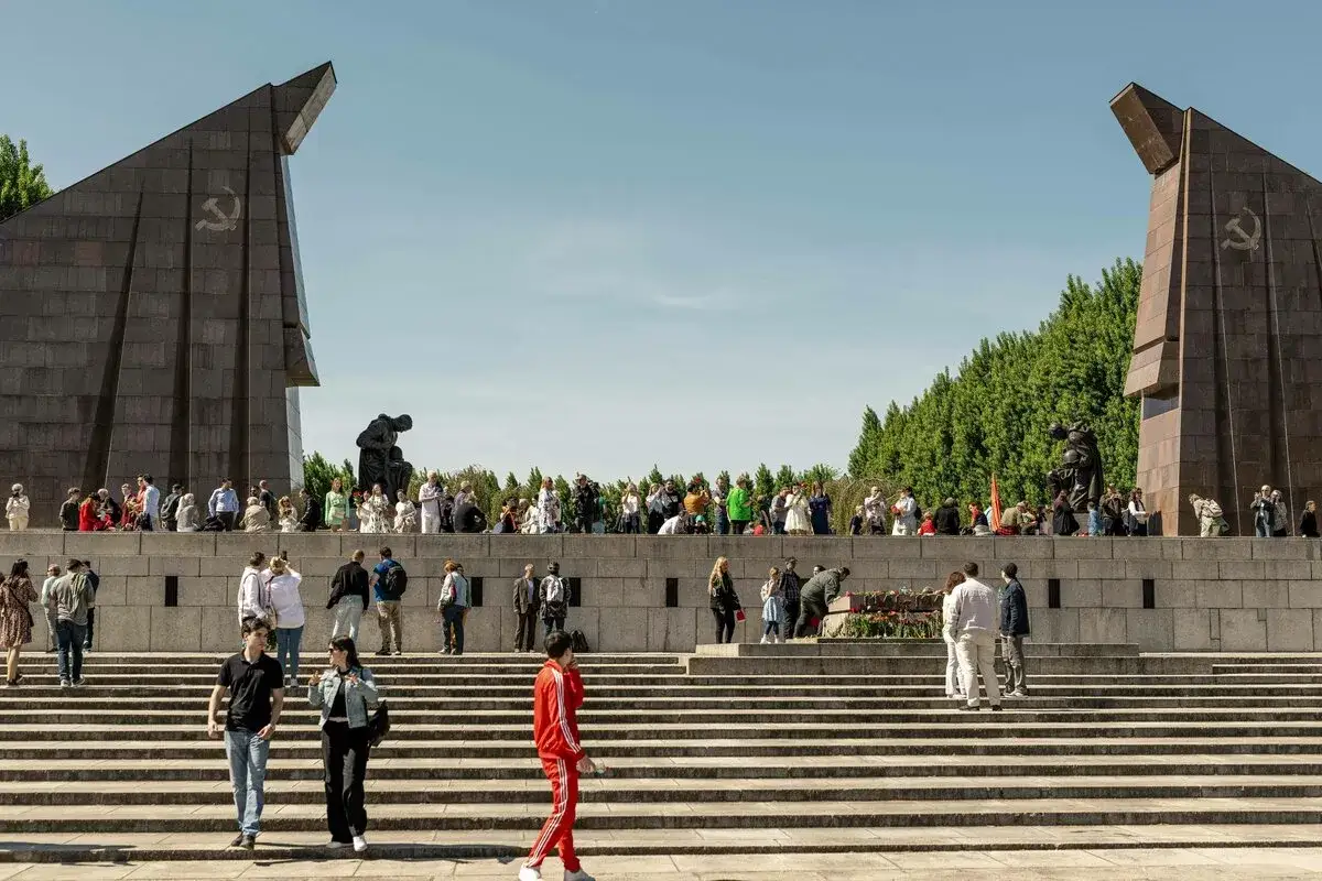 Menschen besuchen das Sowjetische Ehrenmal in Berlin. Am 8. Mai Feiertag gedenken sie hier.