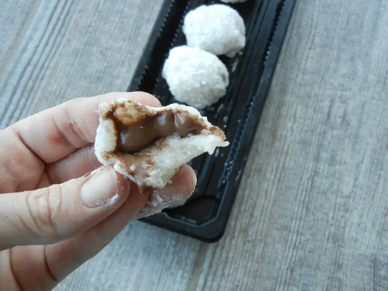Un mochi au chocolat, parfait pour une recette facile. La pâte moelleuse cache un cœur fondant.