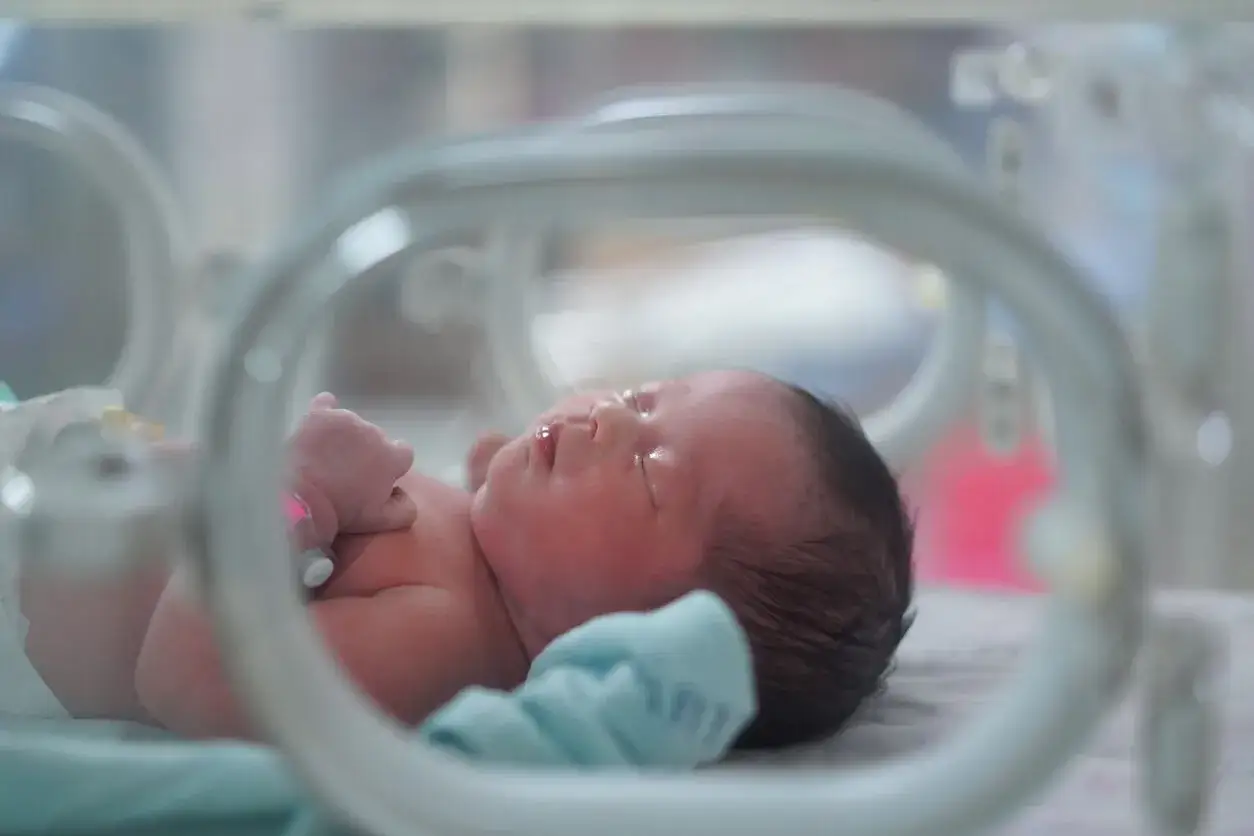 Un beb&eacute; reci&eacute;n nacido en una incubadora. La pregunta sobre a partir de qu&eacute; semana puede nacer un beb&eacute; es importante para la salud.
