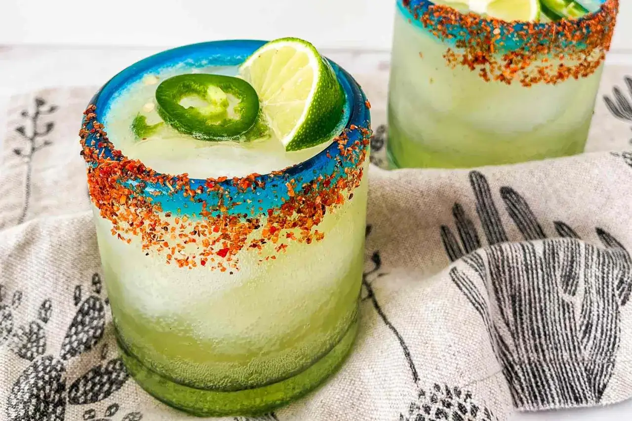 Orzeźwiający mocktail z limonką i papryczką jalapeño, z kolorową solą na brzegu szklanki. Idealny na upalne dni.