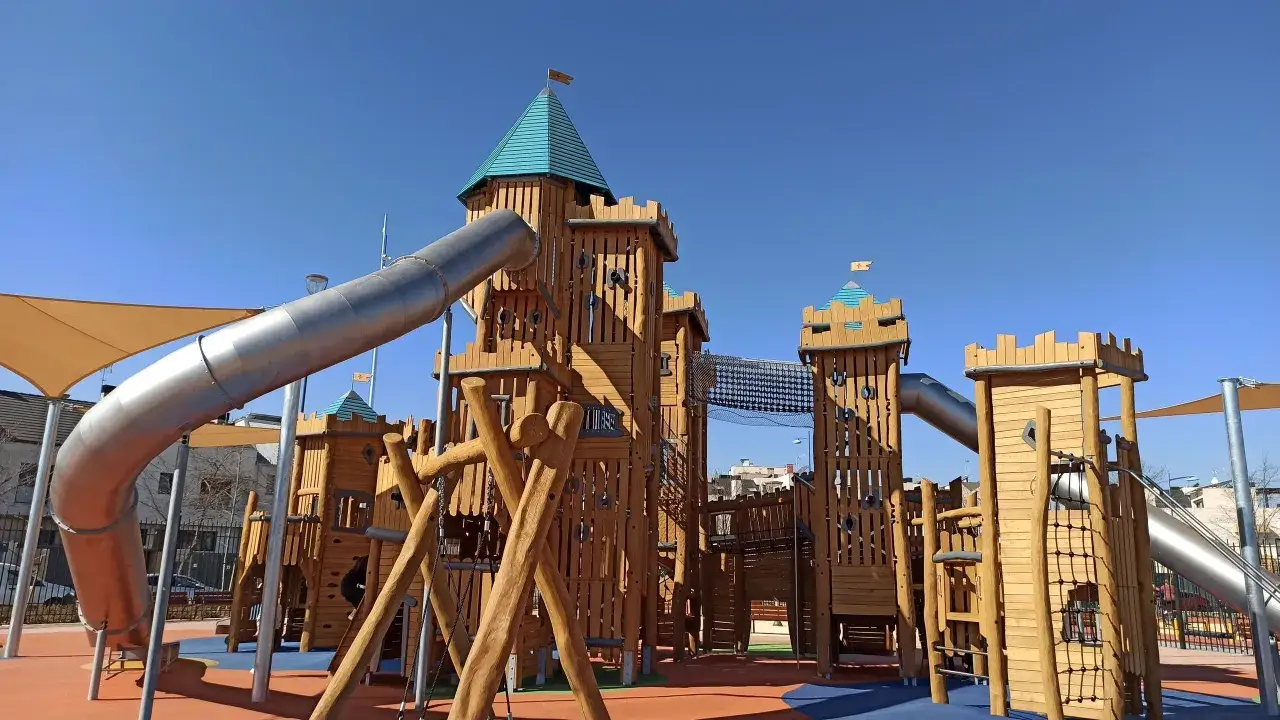Parque infantil tipo castillo de madera con toboganes, ideal para saber donde ir con niños de 2 a 3 años en Madrid.