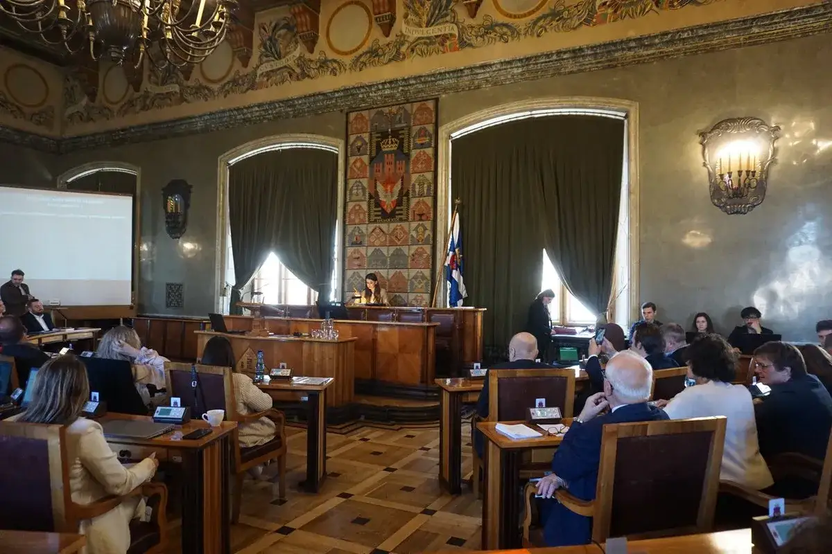 W sali obrad radny słucha prezentacji.