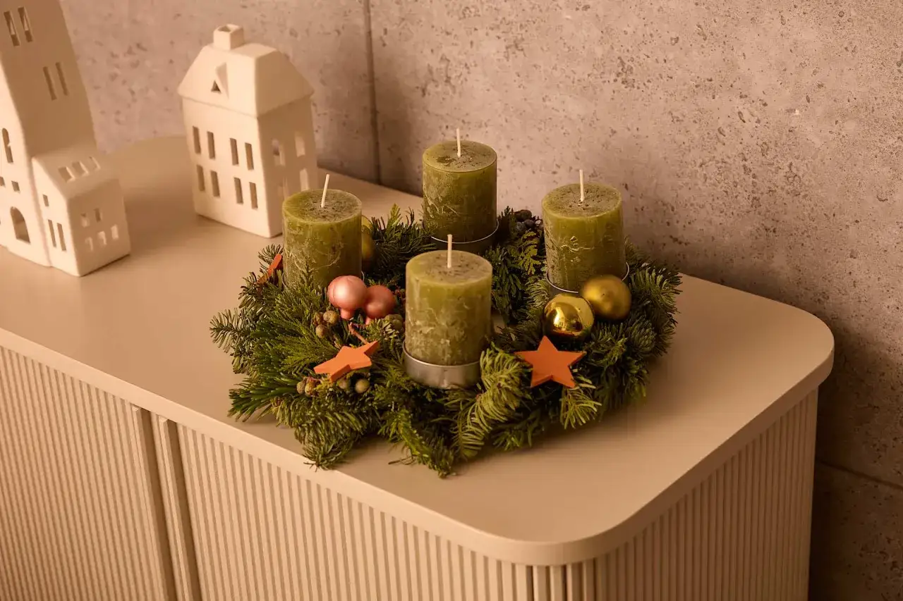 Gr&uuml;ner Adventskranz mit vier Kerzen, goldenen Kugeln und Sternen &ndash; tolle Adventskranz dekorieren Ideen f&uuml;r ein gem&uuml;tliches Zuhause.