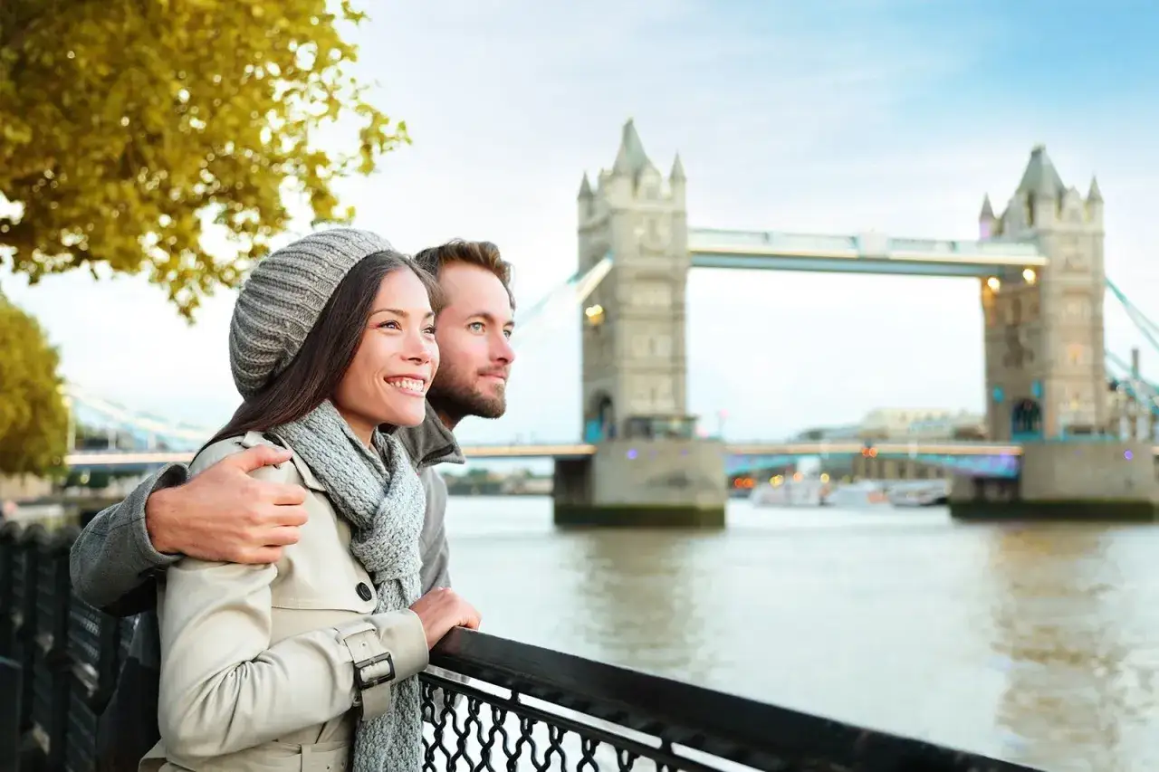 Ett par njuter av utsikten över Tower Bridge i London. Här är några fakta om London: staden har över 300 språk som talas.